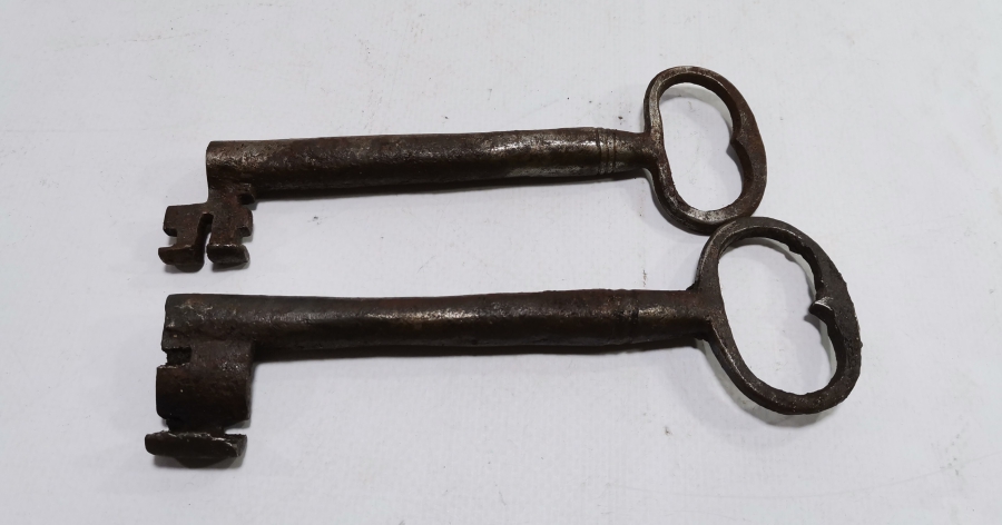 İKİ ADET OSMANLI DÖNEMİ EL YAPIMI KAPI ANAHTARI