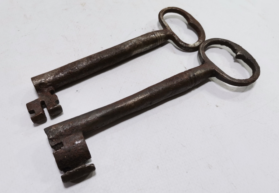İKİ ADET OSMANLI DÖNEMİ EL YAPIMI KAPI ANAHTARI