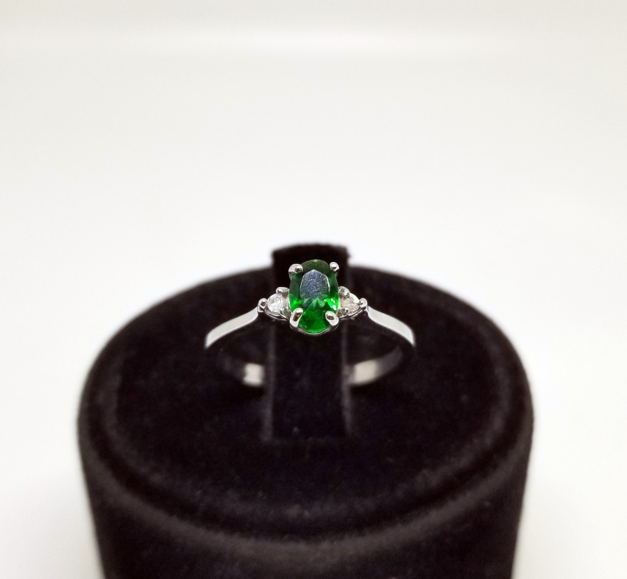 ÜZERİ ZÜMRÜT VE PIRLANTA TAŞLI YÜZÜK