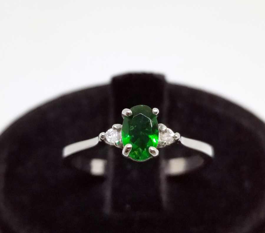 ÜZERİ ZÜMRÜT VE PIRLANTA TAŞLI YÜZÜK