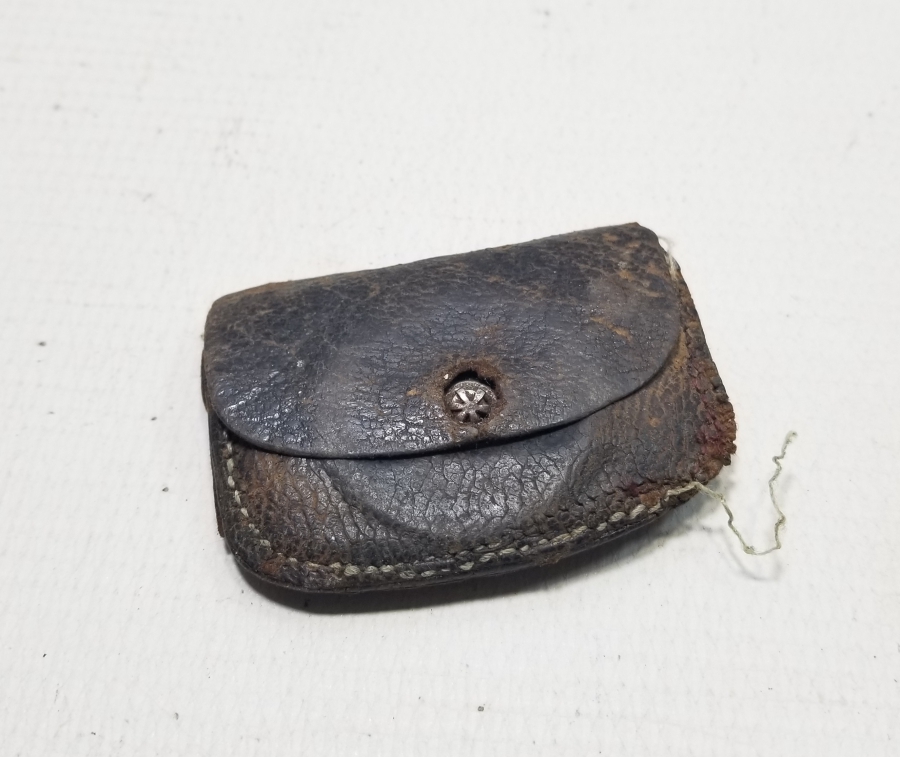 DERİ ÇANTASINDA EL DÖVME DEMİR KAV ÇAKMAĞI