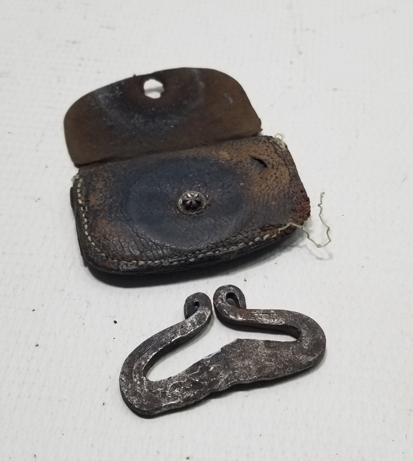 DERİ ÇANTASINDA EL DÖVME DEMİR KAV ÇAKMAĞI