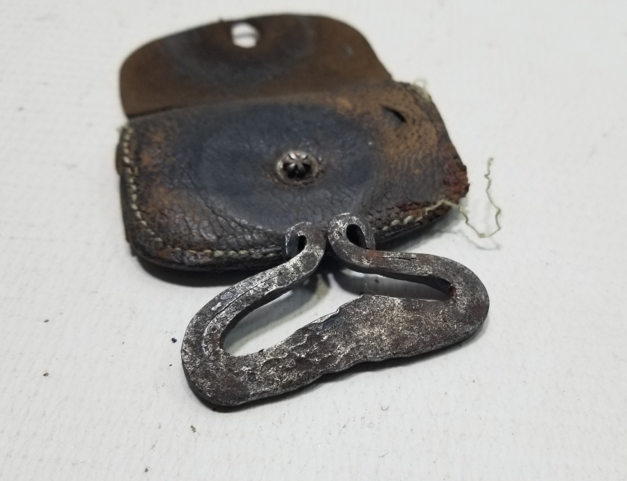 DERİ ÇANTASINDA EL DÖVME DEMİR KAV ÇAKMAĞI