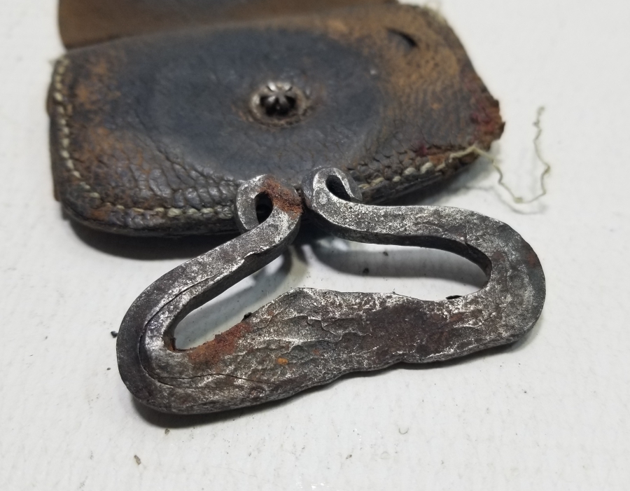 DERİ ÇANTASINDA EL DÖVME DEMİR KAV ÇAKMAĞI