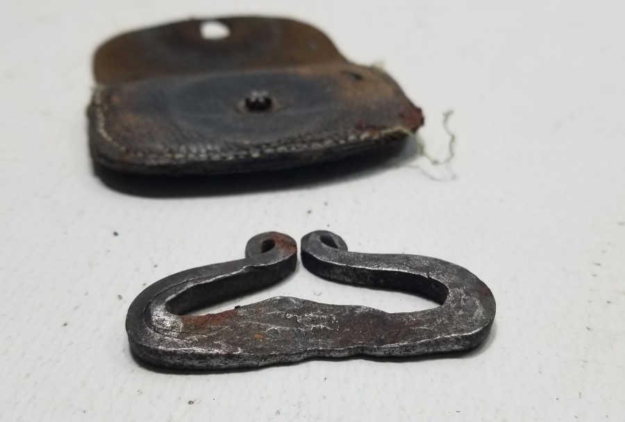 DERİ ÇANTASINDA EL DÖVME DEMİR KAV ÇAKMAĞI