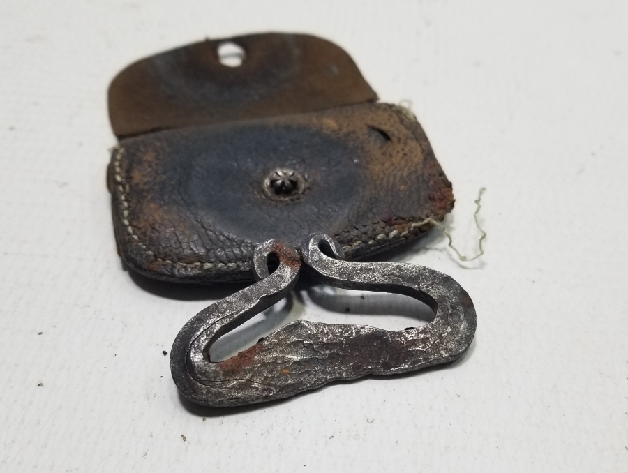 DERİ ÇANTASINDA EL DÖVME DEMİR KAV ÇAKMAĞI