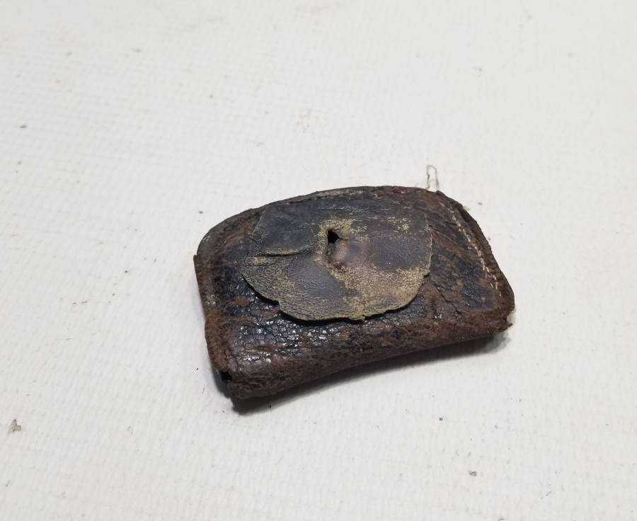 DERİ ÇANTASINDA EL DÖVME DEMİR KAV ÇAKMAĞI