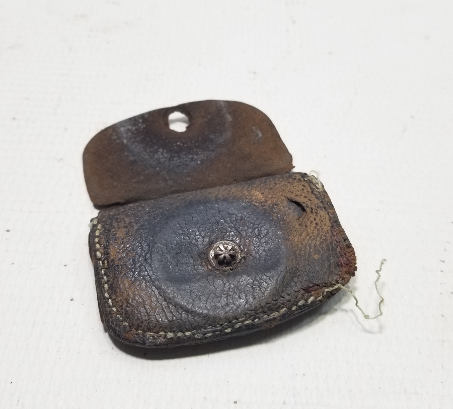 DERİ ÇANTASINDA EL DÖVME DEMİR KAV ÇAKMAĞI