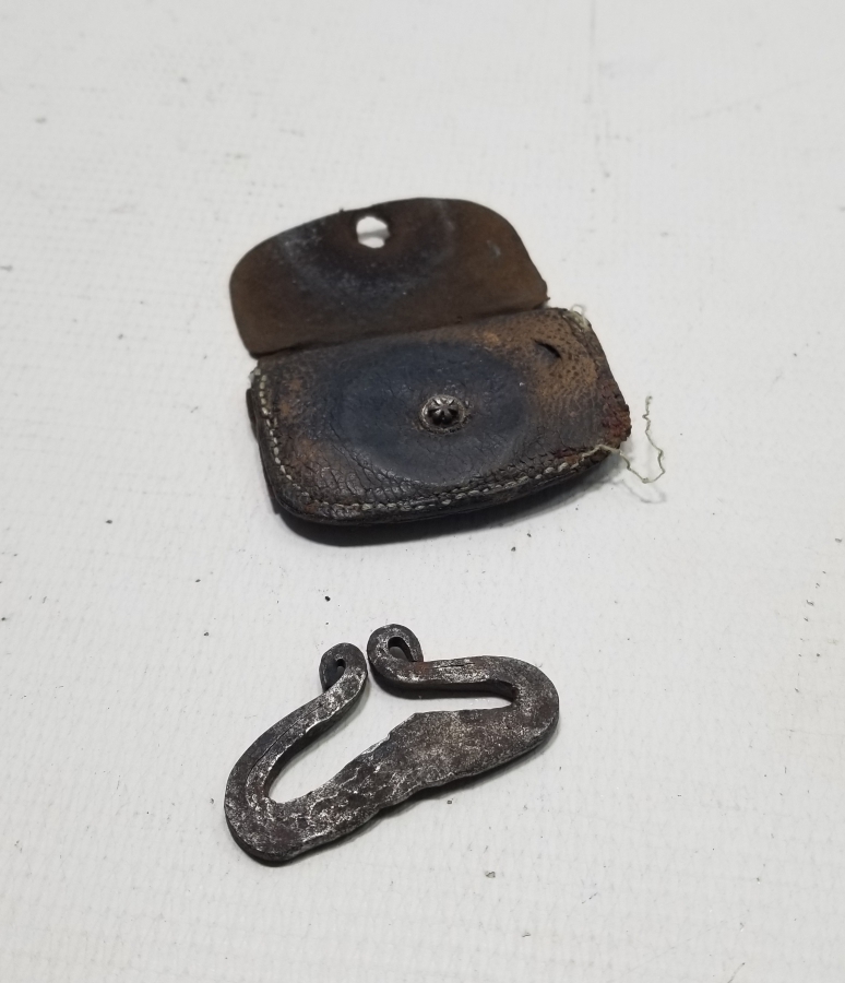 DERİ ÇANTASINDA EL DÖVME DEMİR KAV ÇAKMAĞI