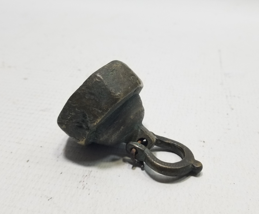 ÜZERİ DAMGALI NADİR FORMDA TUTMAÇLI DİRHEM