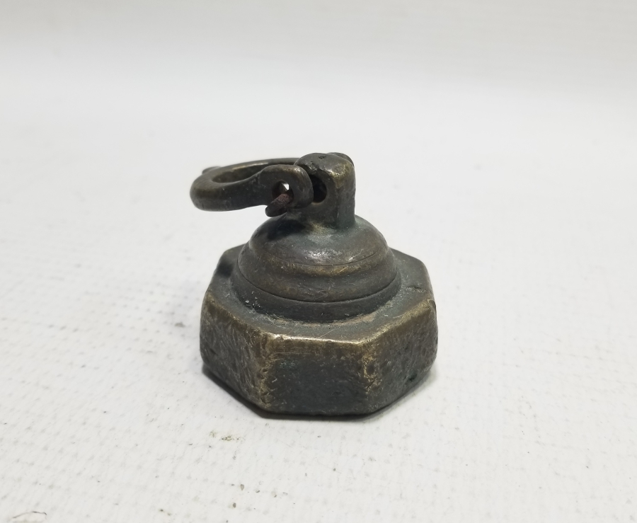 ÜZERİ DAMGALI NADİR FORMDA TUTMAÇLI DİRHEM