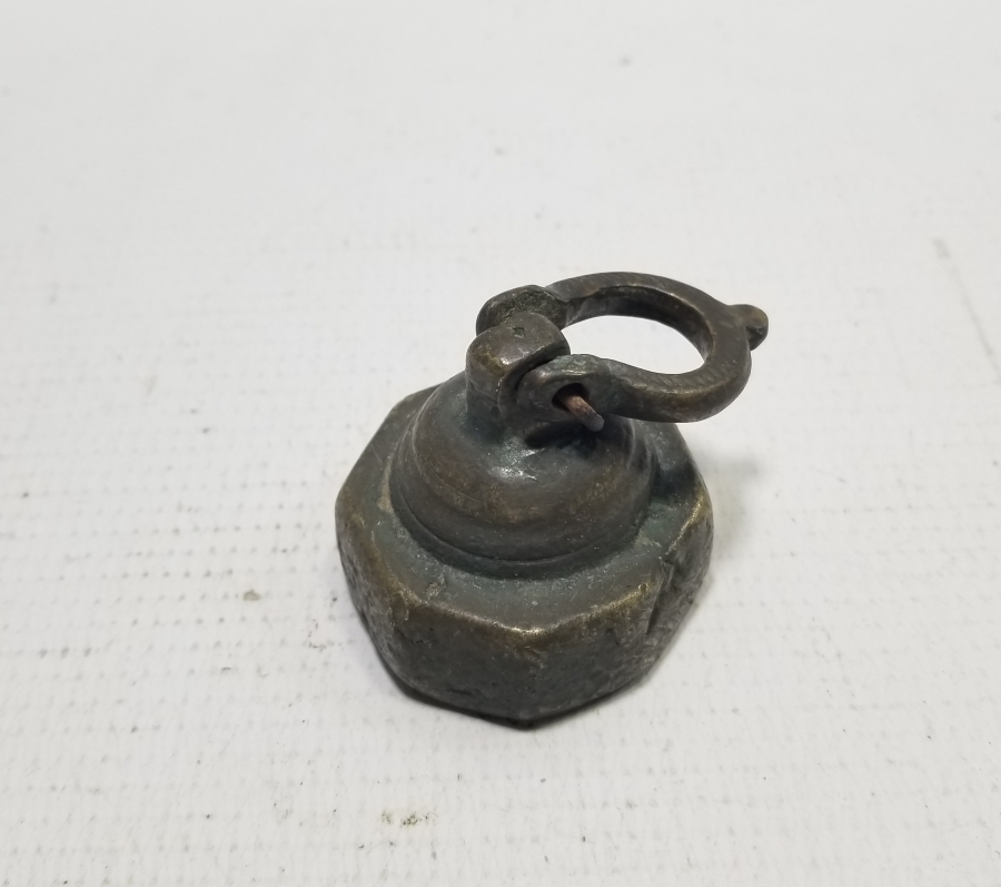 ÜZERİ DAMGALI NADİR FORMDA TUTMAÇLI DİRHEM