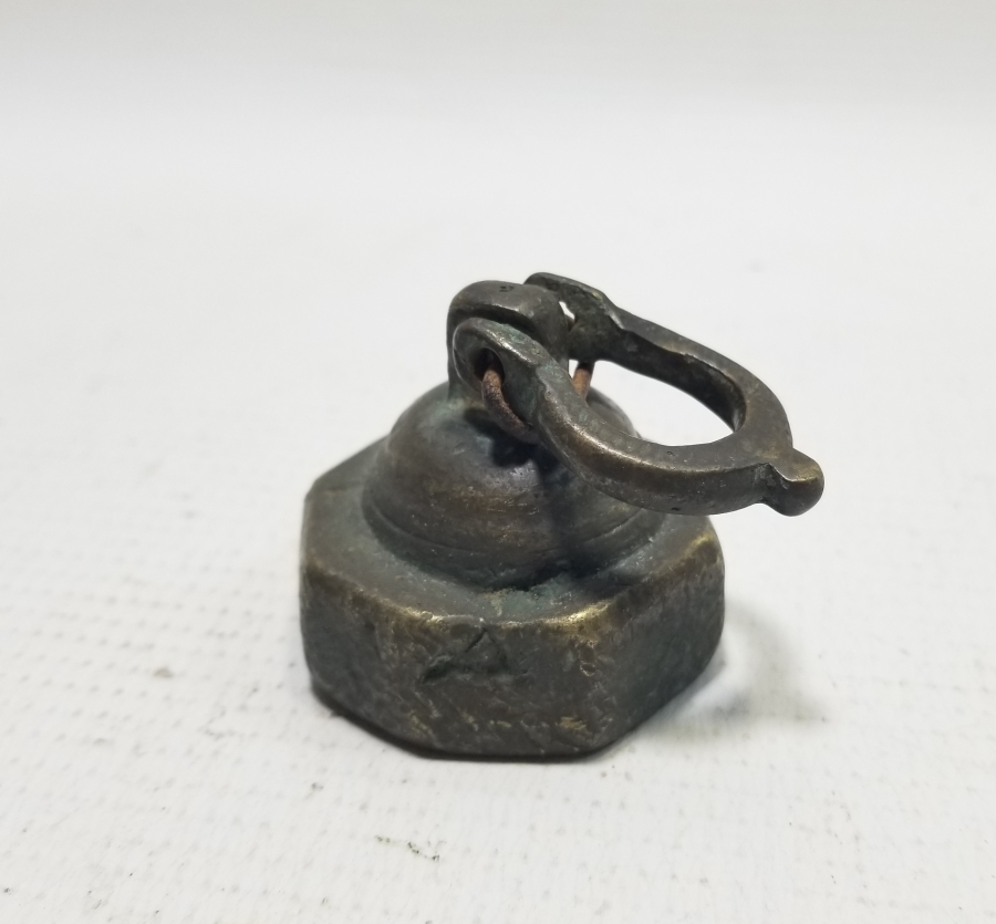 ÜZERİ DAMGALI NADİR FORMDA TUTMAÇLI DİRHEM