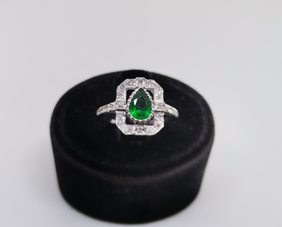 ZÜMRÜT VE PIRLANTA TAŞLI KAŞIKÇI ELMASI MODELİ YÜZÜK