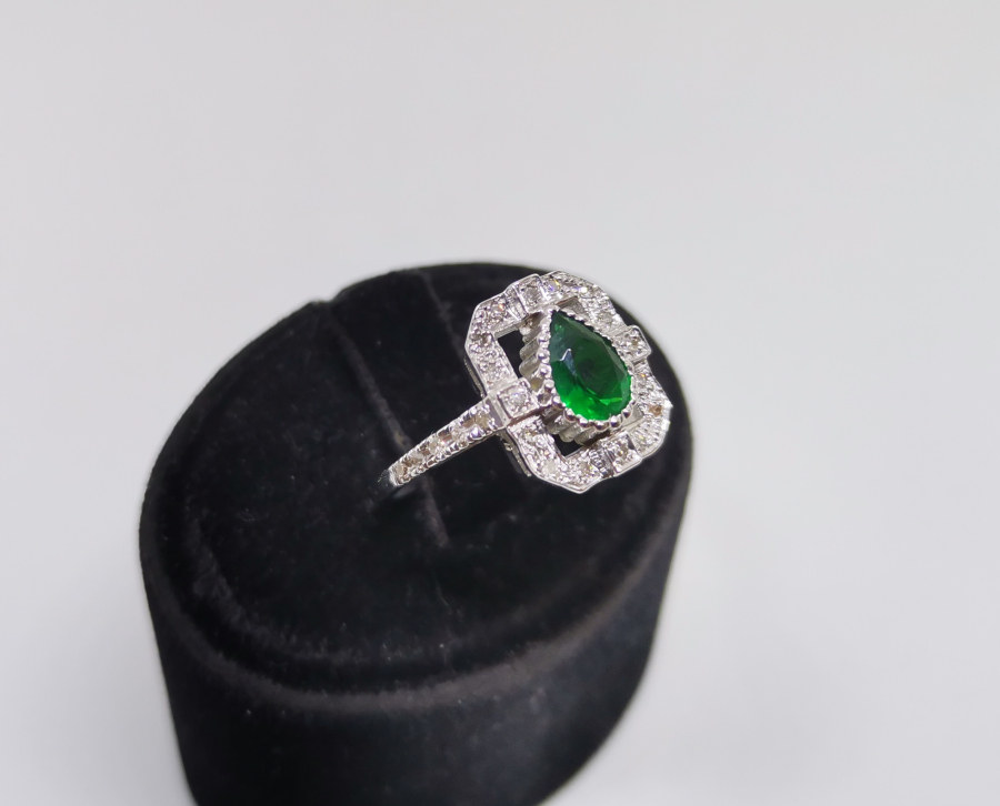 ZÜMRÜT VE PIRLANTA TAŞLI KAŞIKÇI ELMASI MODELİ YÜZÜK