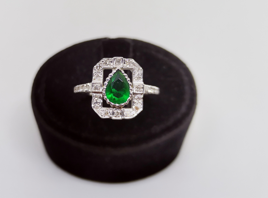 ZÜMRÜT VE PIRLANTA TAŞLI KAŞIKÇI ELMASI MODELİ YÜZÜK