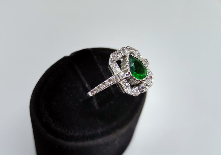 ZÜMRÜT VE PIRLANTA TAŞLI KAŞIKÇI ELMASI MODELİ YÜZÜK