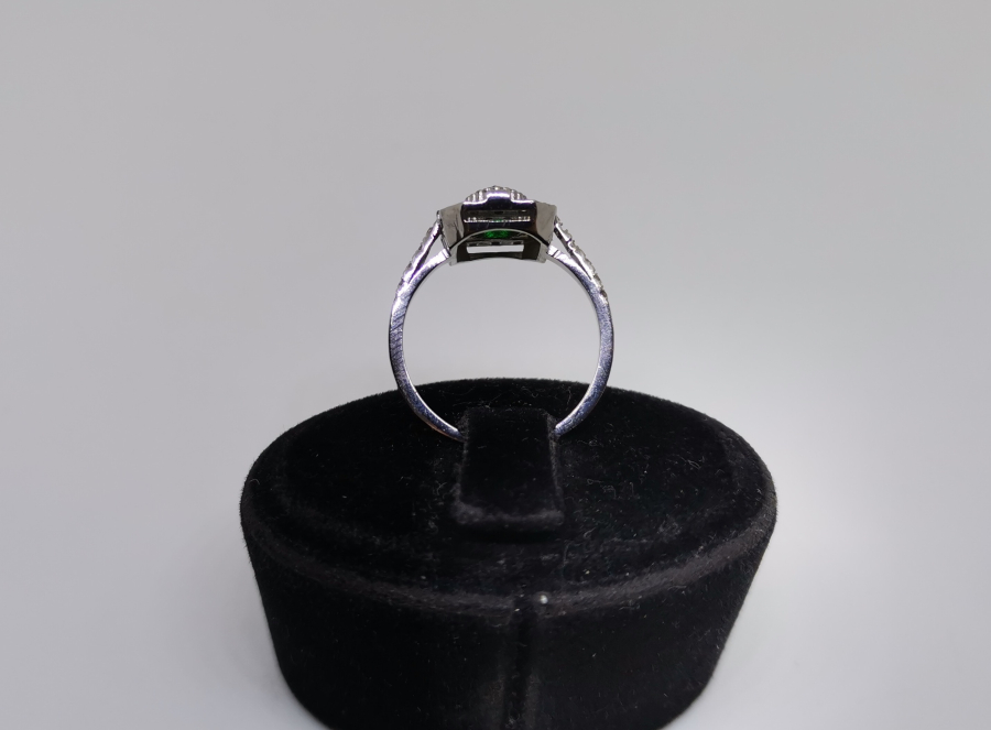 ZÜMRÜT VE PIRLANTA TAŞLI KAŞIKÇI ELMASI MODELİ YÜZÜK