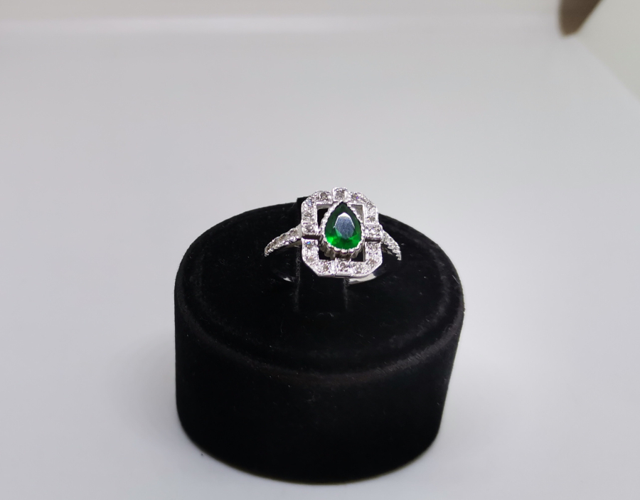 ZÜMRÜT VE PIRLANTA TAŞLI KAŞIKÇI ELMASI MODELİ YÜZÜK