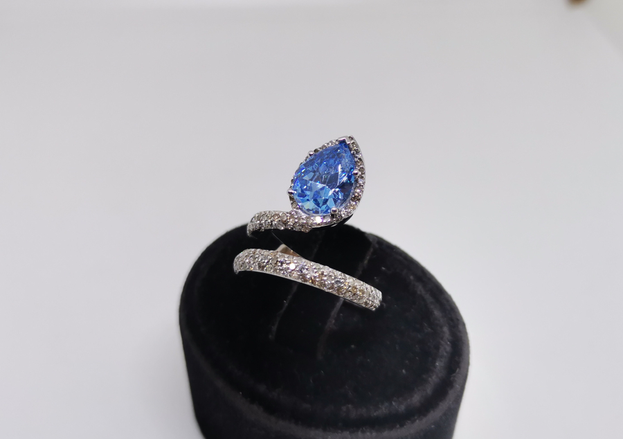 AQUAMARİN VE PIRLANTA TAŞLI YILAN BAŞI MODELİ YÜZÜK