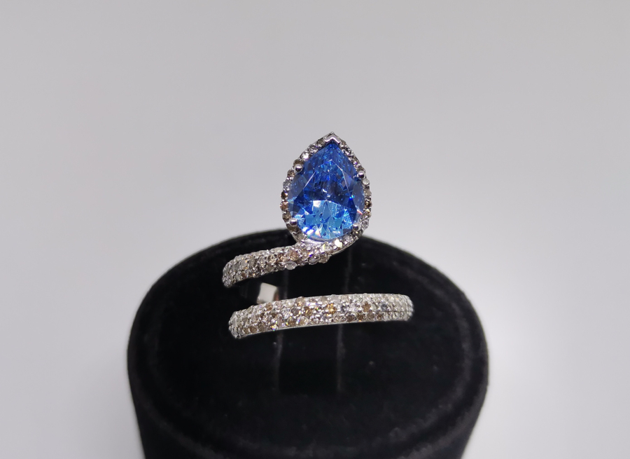 AQUAMARİN VE PIRLANTA TAŞLI YILAN BAŞI MODELİ YÜZÜK