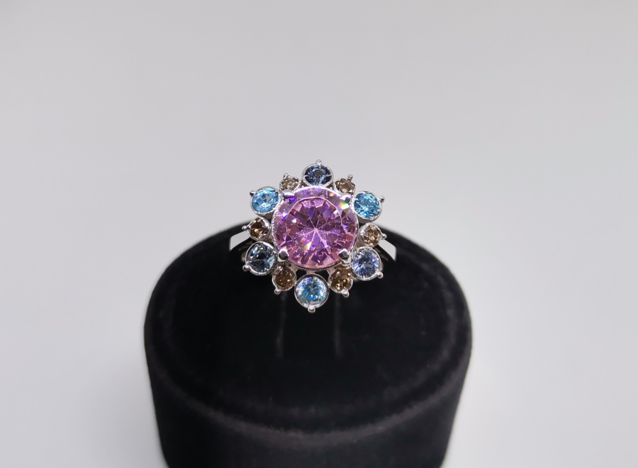 PIRLANTA VE RENKLİ TAŞLI YILDIZ MODELİ YÜZÜK