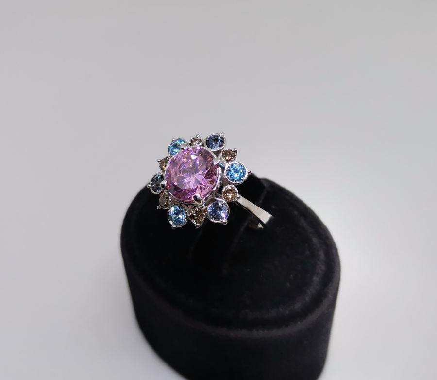 PIRLANTA VE RENKLİ TAŞLI YILDIZ MODELİ YÜZÜK