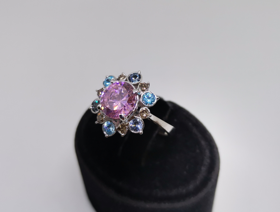 PIRLANTA VE RENKLİ TAŞLI YILDIZ MODELİ YÜZÜK