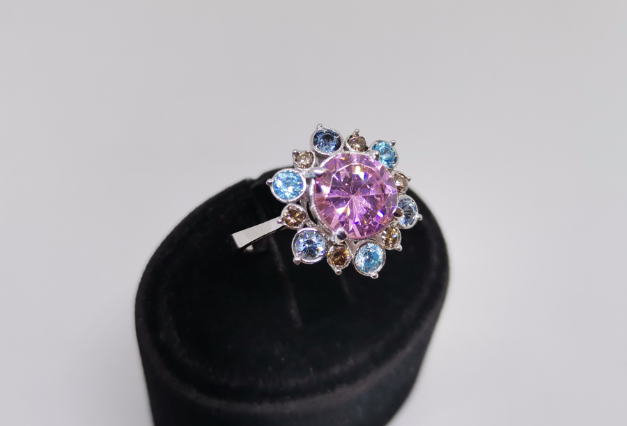 PIRLANTA VE RENKLİ TAŞLI YILDIZ MODELİ YÜZÜK