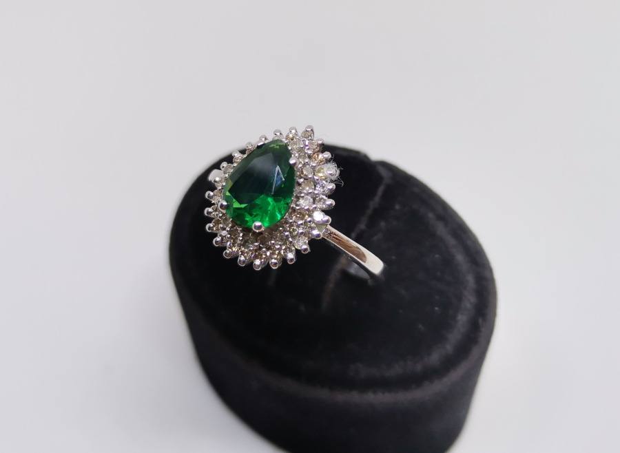 ZÜMRÜT VE PIRLANTA TAŞLI SU DAMLASI MODEL YÜZÜK