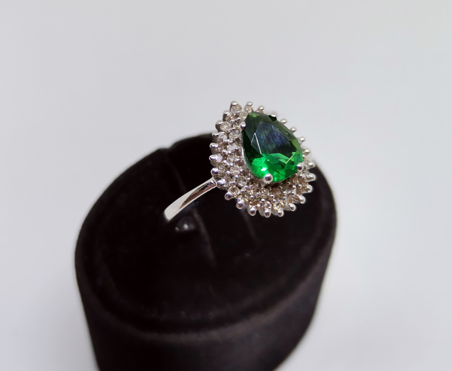 ZÜMRÜT VE PIRLANTA TAŞLI SU DAMLASI MODEL YÜZÜK