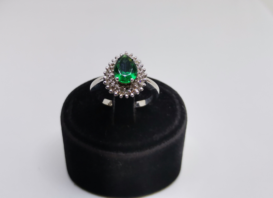 ZÜMRÜT VE PIRLANTA TAŞLI SU DAMLASI MODEL YÜZÜK