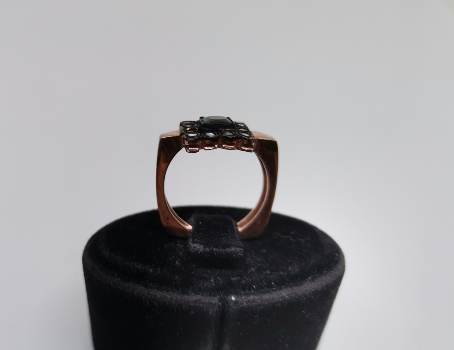 ZÜMRÜT VE ELMAS TAŞLI KARE MODEL YÜZÜK