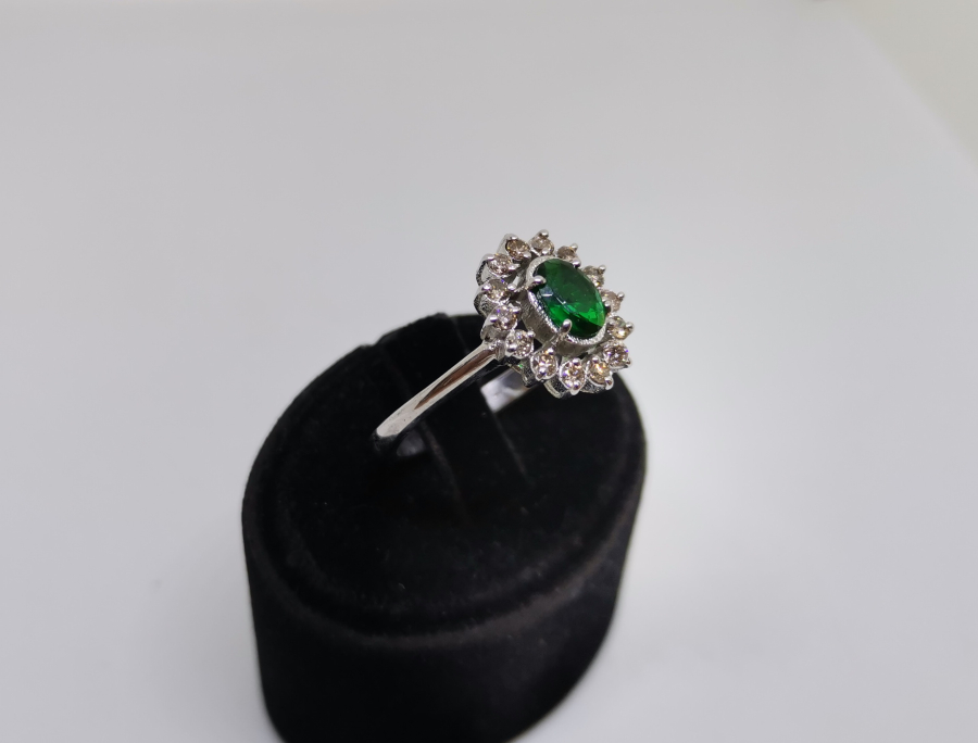 ZÜMRÜT VE PIRLANTA TAŞLI FRANSIZ MEKİK MODELİ YÜZÜK