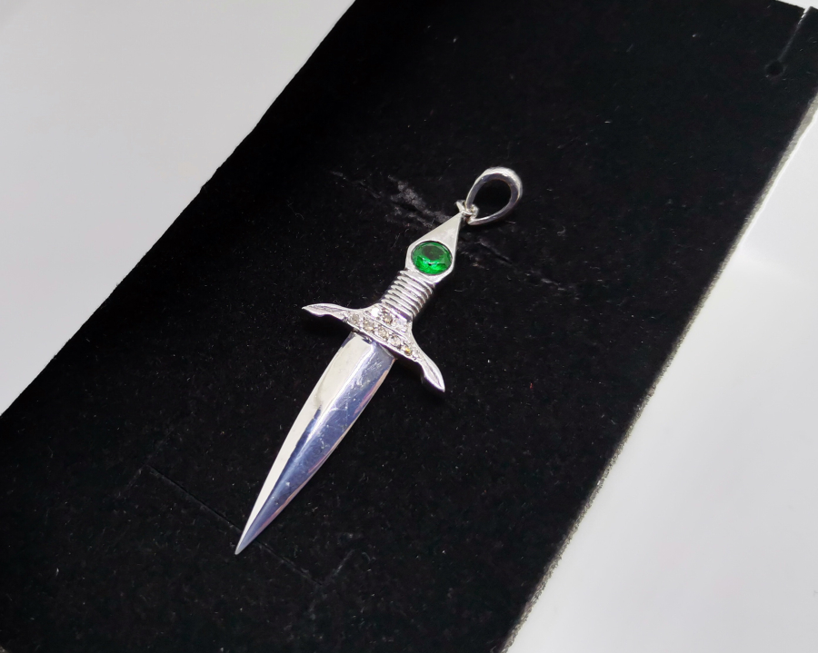 KILIÇ FORMLU PIRLANTA VE ZÜMRÜT TAŞLI KOLYE UCU