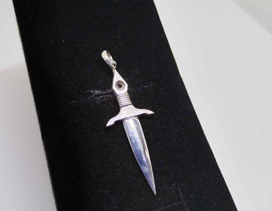 KILIÇ FORMLU PIRLANTA VE ZÜMRÜT TAŞLI KOLYE UCU