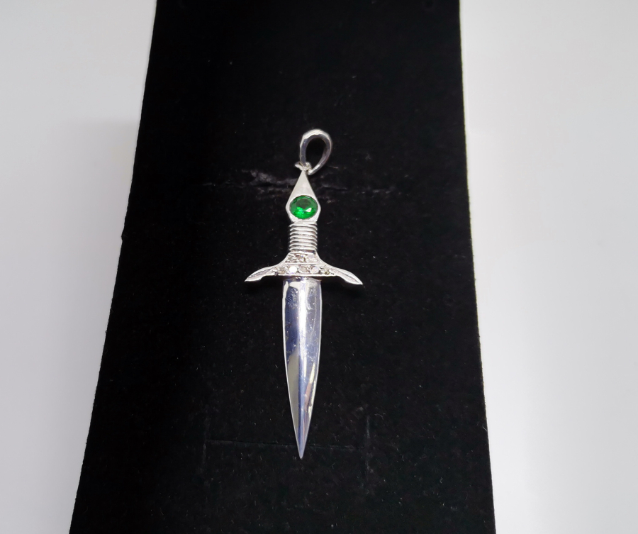 KILIÇ FORMLU PIRLANTA VE ZÜMRÜT TAŞLI KOLYE UCU