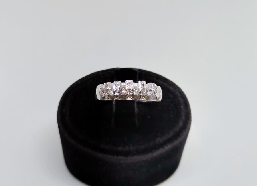 ARALIK YEDİ TAŞ MODEL PIRLANTA YÜZÜK