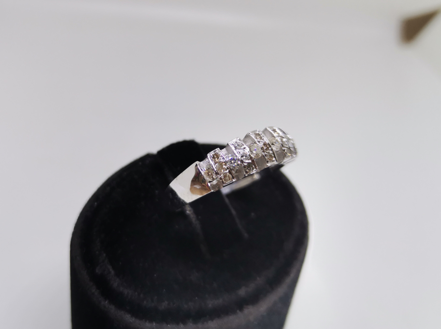 ARALIK YEDİ TAŞ MODEL PIRLANTA YÜZÜK