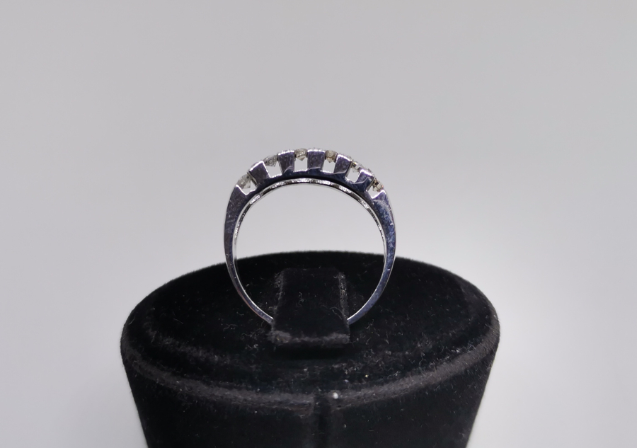 ARALIK YEDİ TAŞ MODEL PIRLANTA YÜZÜK