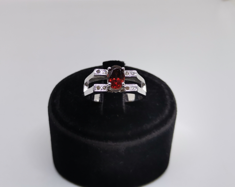 PIRLANTA VE GARNET TAŞLI ÇİFT TEKTAŞ MODELİ YÜZÜK