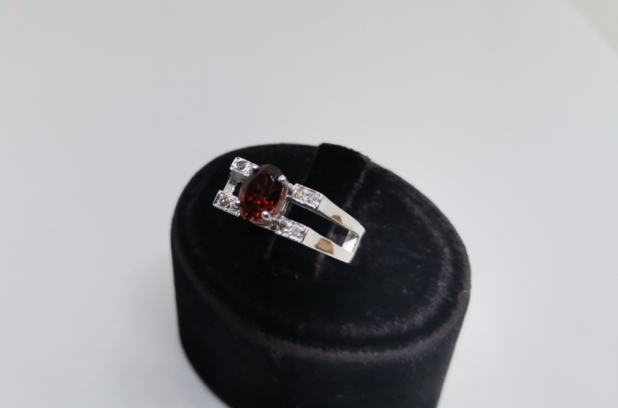 PIRLANTA VE GARNET TAŞLI ÇİFT TEKTAŞ MODELİ YÜZÜK