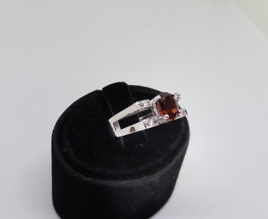 PIRLANTA VE GARNET TAŞLI ÇİFT TEKTAŞ MODELİ YÜZÜK