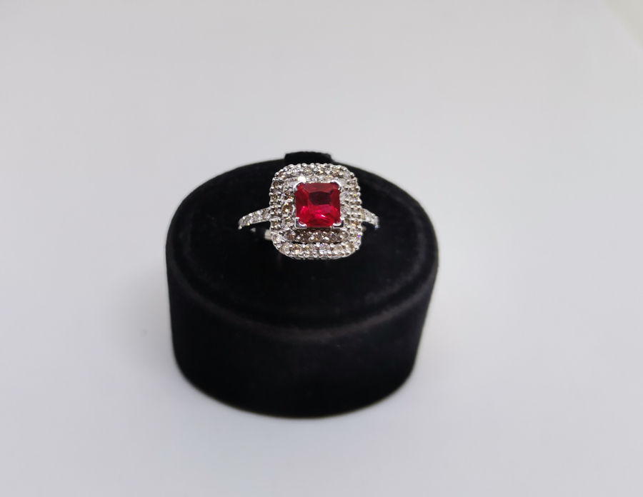 PIRLANTA VE YAKUT TAŞLI TAM TUR KARE MODELİ YÜZÜK