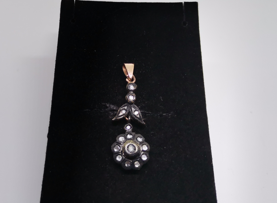 ELMAS TAŞLI GÜL MODELİ KOLYE UCU