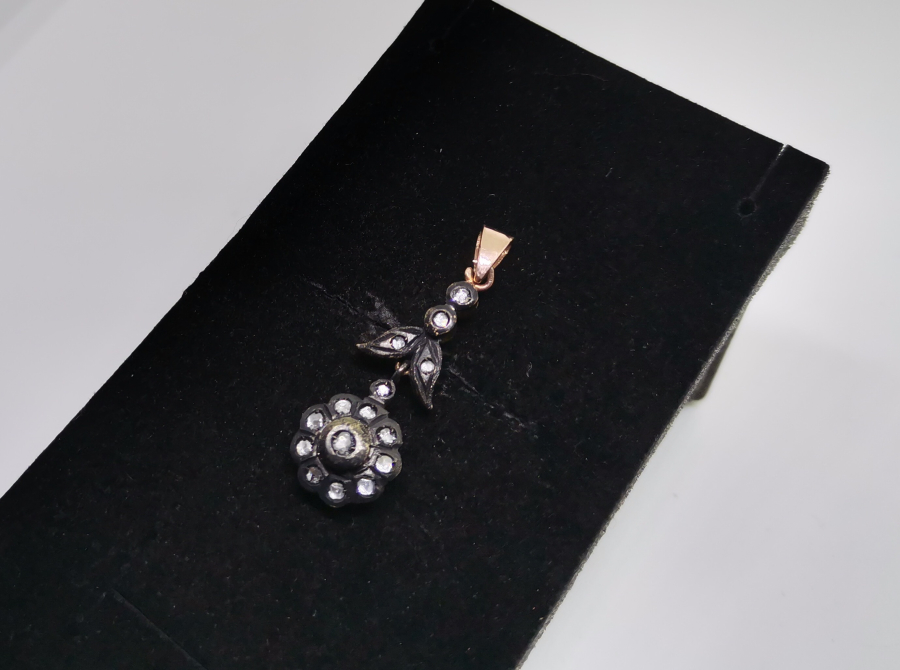 ELMAS TAŞLI GÜL MODELİ KOLYE UCU