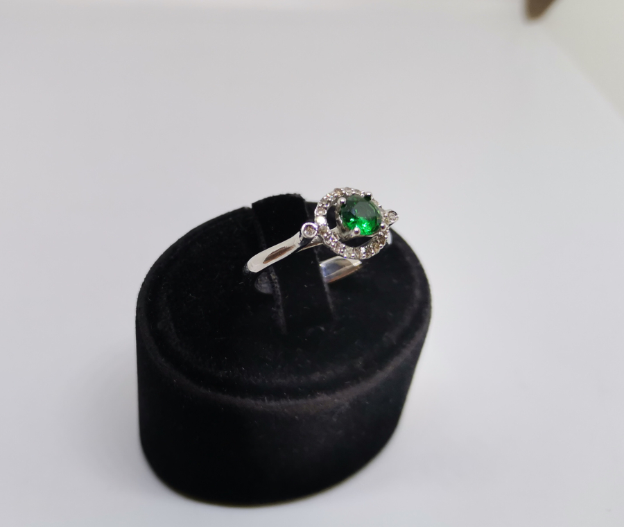 ZÜMRÜT VE PIRLANTA TAŞLI KOÇ BAŞI MODELİ YÜZÜK