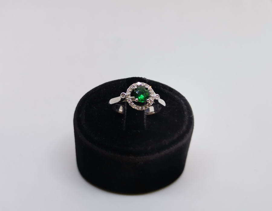 ZÜMRÜT VE PIRLANTA TAŞLI KOÇ BAŞI MODELİ YÜZÜK