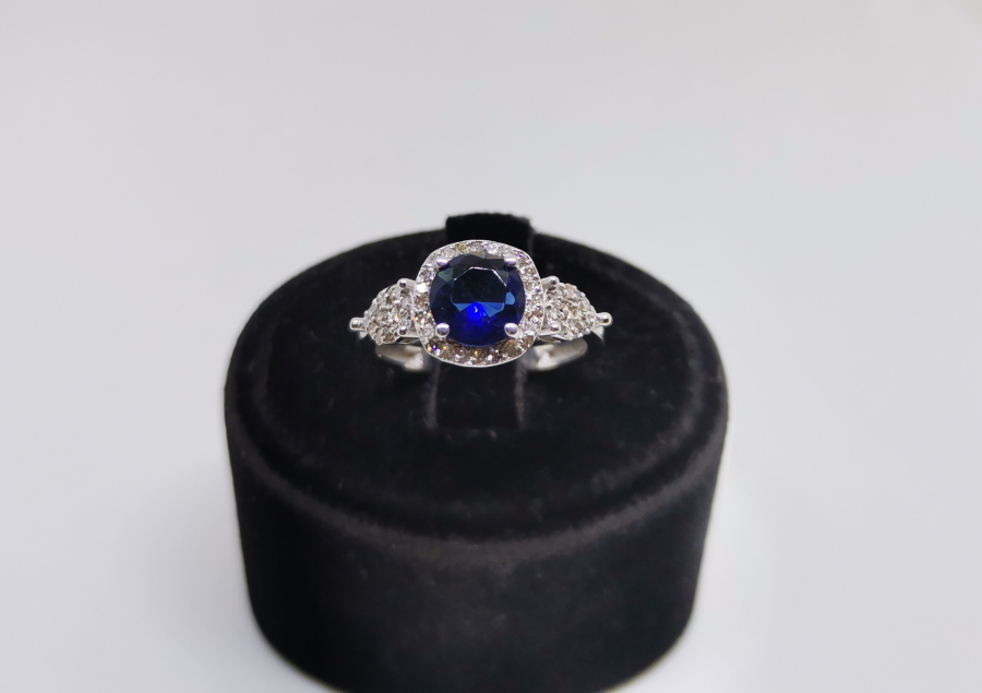 SAFİR VE PIRLANTA TAŞLI BÜYÜK TEKTAŞ MODELİ YÜZÜK