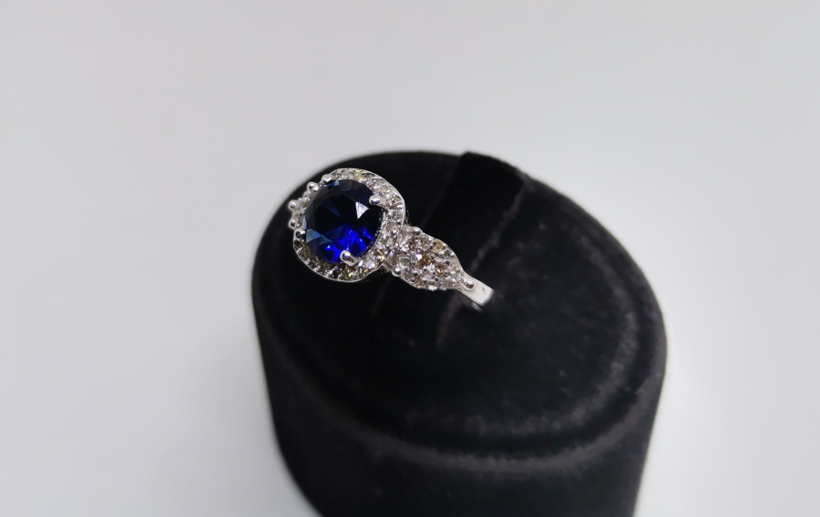 SAFİR VE PIRLANTA TAŞLI BÜYÜK TEKTAŞ MODELİ YÜZÜK